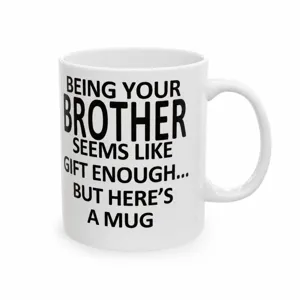 Weisser Keramik Kaffeetasse mit lustigem Spruch fuer Brueder, perfektes Weihnachtsgeschenk.