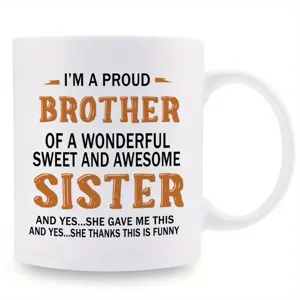 Nahaufnahme einer weißen Keramiktasse mit englischem Textdruck als Geschenk für Bruder.