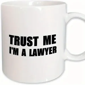 Weißer Keramik Kaffeetasse Detailansicht mit lustigem Anwalt Spruch Typografie Design.