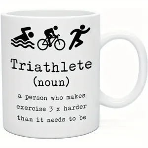 Primer plano detallado de la taza de cafe de ceramica blanca con texto deportivo divertido.