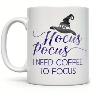 Keramik Kaffeetasse Detailansicht mit lila Hexenhut Motiv und tollem Spruch bedruckt.