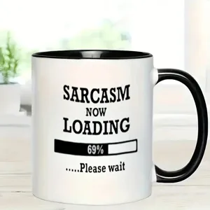 Vista detallada de taza de café de cerámica en blanco y negro con texto divertido.