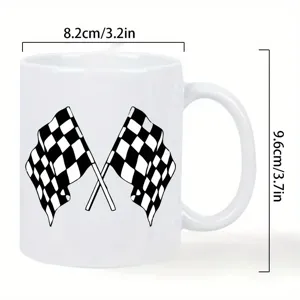 Taza de café de cerámica blanca equipada con un patrón de bandera de carreras a cuadros.