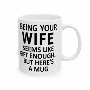 Weißer Keramik Kaffeebecher mit lustigem Weihnachtstext als Geschenk für Ehefrau perfekt.