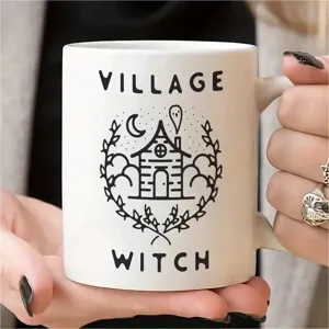 Nahaufnahme einer weißen Keramiktasse mit süßem Hexendorf Motiv und schönem Schriftzug.