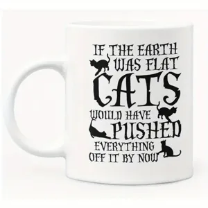 Detalle de taza de café de cerámica blanca con diseño de gato divertido y asa cómoda.