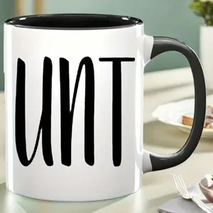 Taza de café de cerámica con asa negra y estampado de letras, ideal para el uso diario en el hogar.