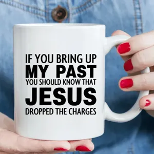 Vue détaillée d'une tasse à café en céramique blanche avec slogan, accessoire de bureau.