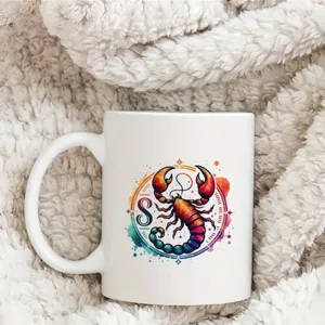 Primer plano de una taza de cerámica blanca con un colorido patrón zodiacal de escorpión en una manta.