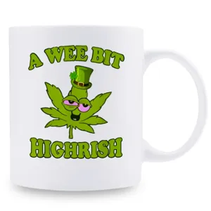 Taza de café de cerámica blanca con un divertido gráfico de hoja y texto impreso gracioso.