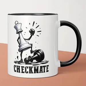Detalle de taza de cerámica con ilustración en blanco y negro de rey de ajedrez.