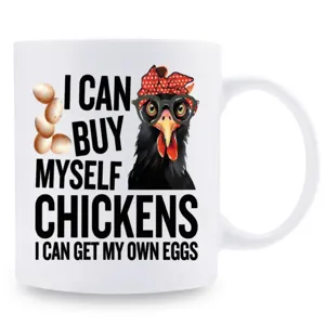 Primer plano detallado con el gracioso diseño de gallina impreso en esta taza de cerámica blanca.
