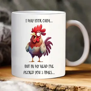 Taza de café de cerámica con gallo divertido y cita humorística, regalo perfecto.