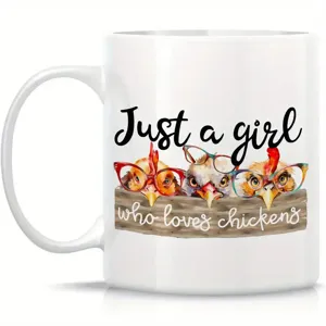 Taza de cafe de ceramica con bonita ilustracion de pollo y detalle de texto para bebidas.