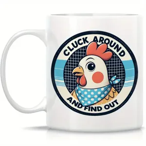Primer plano de taza de cerámica blanca con diseño de pollo de dibujos animados y texto divertido.