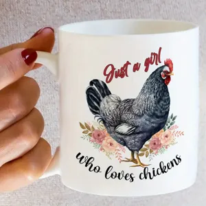 Taza de café de cerámica blanca con un hermoso diseño de impresión de gallina y flores.
