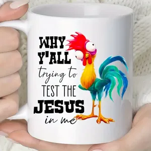 Detalle taza de cerámica con gallo gracioso, taza de café blanca con estampado pollo gracioso.
