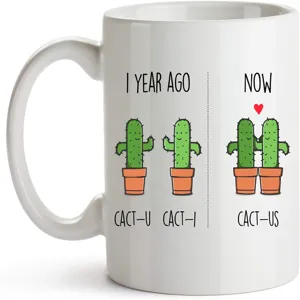 Primer plano de la taza con estampado de cactus, que muestra gráficos detallados y cerámica lisa.