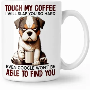 Taza de cafe de ceramica con un gracioso diseño de perro enojado y texto humoristico diario.