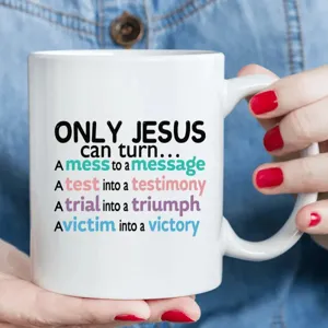 Gros plan détaillé d'une tasse à café en céramique blanche avec texte religieux imprimé.