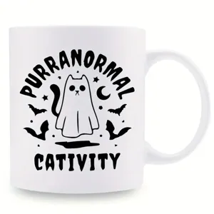 Nahaufnahme des gruseligen Geist-Katze-Druckdesigns auf der weißen Keramik-Kaffeetasse.