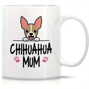 Vista de cerca del lindo diseño de perro Chihuahua en taza de café de cerámica blanca