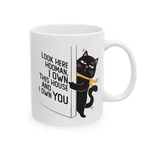 Nahaufnahme Detail der lustigen schwarzen Katzen Keramik Tasse mit Spruch für Büro und Alltag.