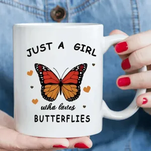 Weißer Keramik-Kaffebecher mit Schmetterlings-Druck und Spruch, ideal für Büro und zu Hause.