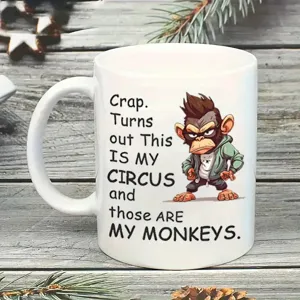 Detailaufnahme einer Keramiktasse mit lustigem Cartoon-Affen-Design und witzigem Spruch.