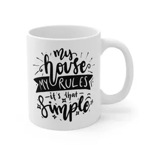Weißer Keramik Kaffeebecher mit stilvollem schwarzem Zitat, ideal für das Büro im Alltag.