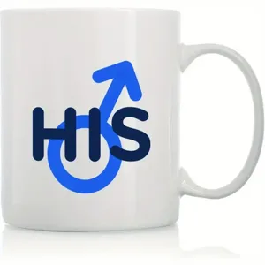Weißer Keramik Kaffeetasse Detailansicht, blauer HIS Text und Männersymbol auf Oberfläche.