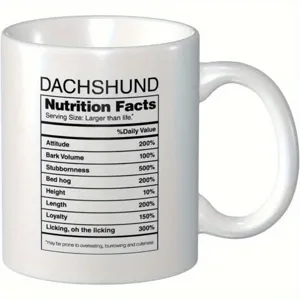 Nahaufnahme des gedruckten Dackel Nährwertangaben Designs auf der weißen Keramiktasse.