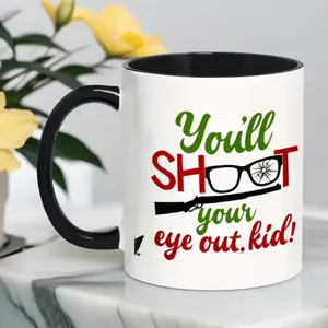 Détail de la tasse en céramique avec motif de film de Noël, anse noire, superbe design.