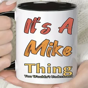 Gros plan d'une tasse en céramique personnalisée avec texte unique, idéale pour le bureau et usage.