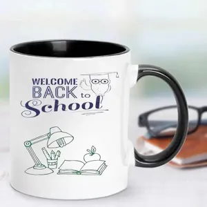 Detalle de taza de café de cerámica con estampado escolar y asa negra para la oficina.
