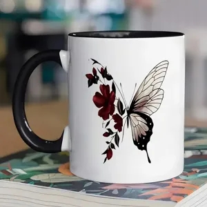 Tasse à café en céramique avec motif artistique de papillon et anse noire élégante.