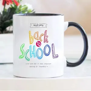 Vista detallada de una taza de cerámica blanca con asa negra y diseño de texto creativo.