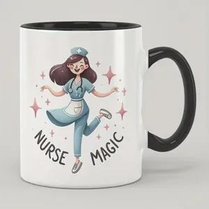 Vue détaillée de la tasse en céramique blanche avec anse noire et joli dessin d'infirmière.