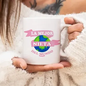 Gros plan détaillé d'une tasse à café en céramique blanche tenue dans les mains avec motif terre.