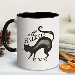 Vista detallada de taza de cerámica con asa negra y estampado de gato negro de Halloween.