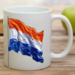 Gros plan d'une tasse à café en céramique blanche avec un drapeau néerlandais imprimé.