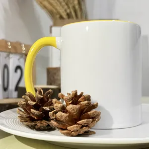 Keramik Kaffeetasse Detailaufnahme mit humorvollem englischem Text und gelbem Griff.