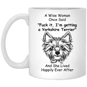 Primer plano de la cita divertida y la ilustración de Yorkshire Terrier en la taza.