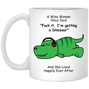 Detalle de taza de café de cerámica blanca con divertido diseño de dinosaurio y oficina.