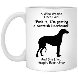 Vista detallada de taza de cerámica blanca con silueta de perro y frase divertida.