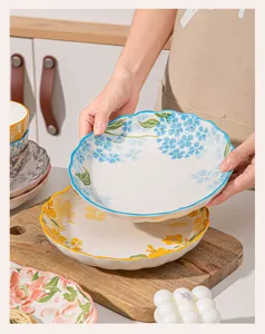 Piatto fondo in ceramica in stile giapponese con motivo floreale sotto smalto per i pasti.