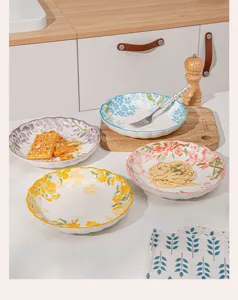 Set di piatti in ceramica con motivi floreali, elegante esposizione di stoviglie per la cucina.