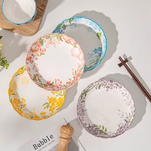 Bello set di piatti in ceramica giapponese con design floreale per uso quotidiano a casa.