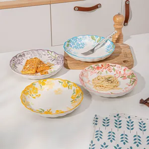 Piatto da cena in ceramica elegante con design floreale sottosmalto, ideale per pasti casalinghi.