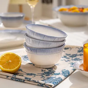Ensemble de bols en céramique bleu fumé français, vaisselle élégante pour cuisine.